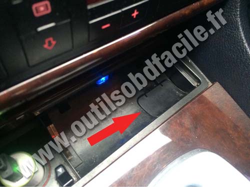 OBD Stecker in Audi A8 (D2) (1994 - 1999) - Einfach Ihren Adapter