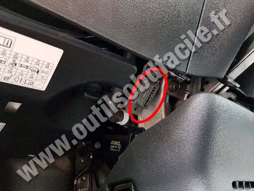 Honda FR-V - OBD plug