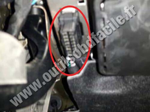 Lancia Thema - OBD socket