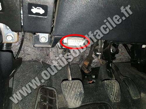 Nissan Note - OBD 2 plug