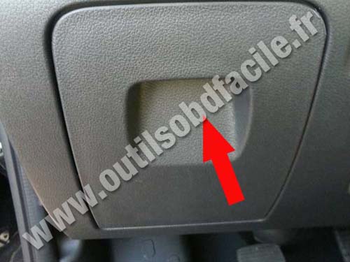 https://www.klavkarr.com/base_connecteur/renault/trafic-3/renault-trafic-3-fuse-compartment.jpg