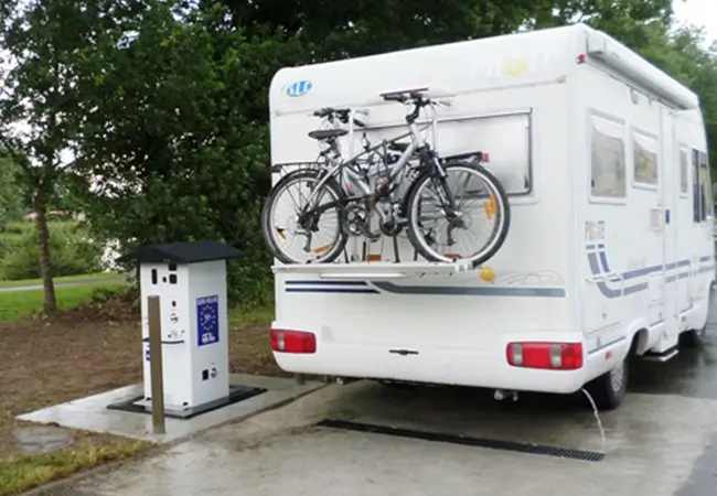 Camper in un’area di sosta per camper