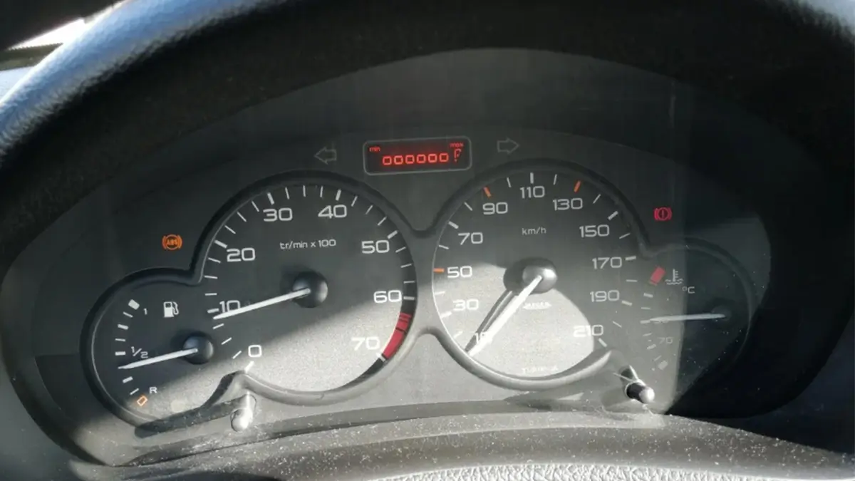 Spia ABS accesa sul cruscotto di una Peugeot, Citroën o DS