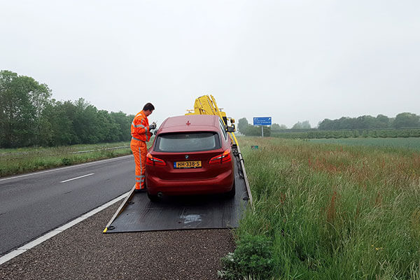 Auto in panne sul bordo della strada