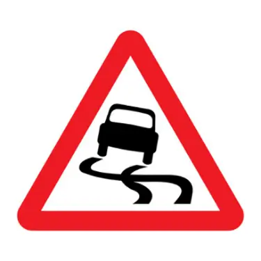 cartello di pericolo strada sdrucciolevole con auto che sbanda