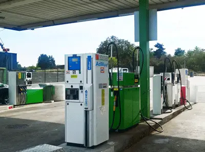 Pompa AdBlue per auto in una stazione di servizio