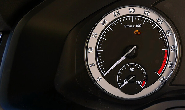 Spia motore su un cruscotto