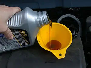 Versare l’olio motore durante il cambio olio