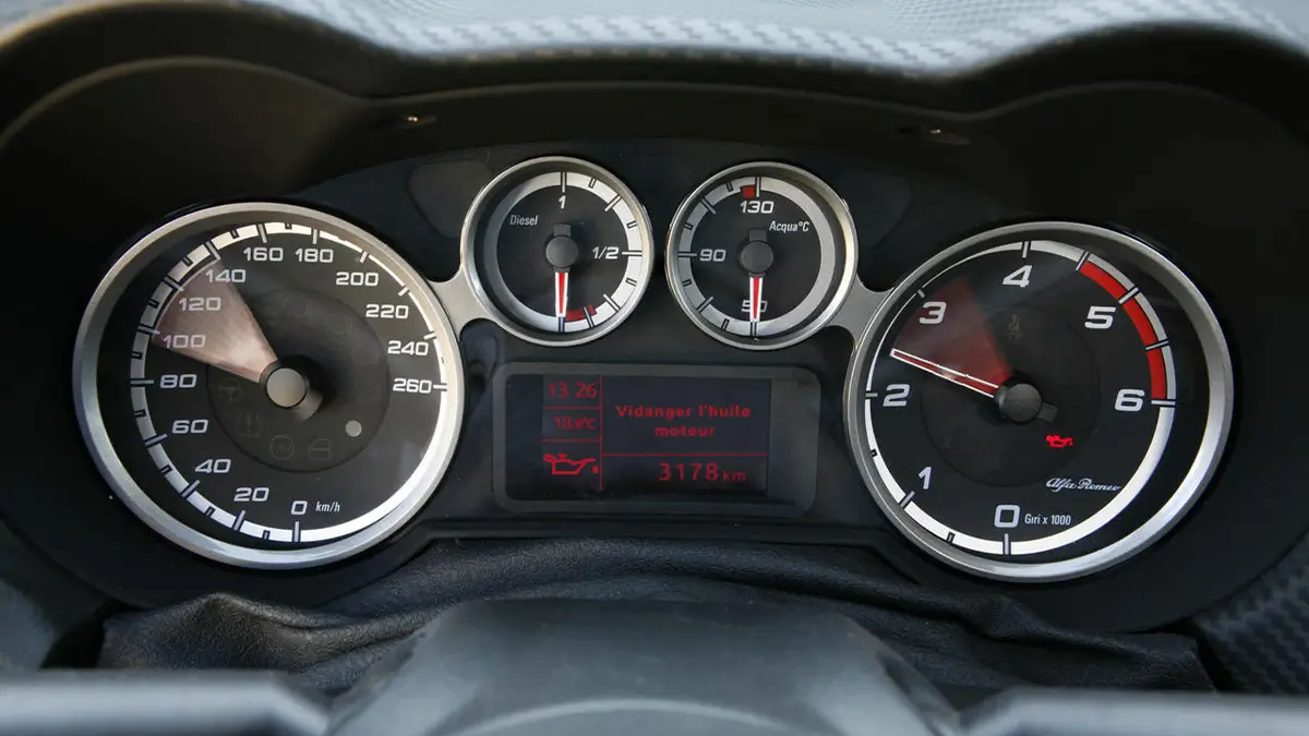 Spia del cambio olio sul cruscotto di un’Alfa Romeo