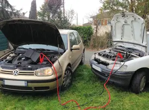 Auto con cavi per l’avviamento