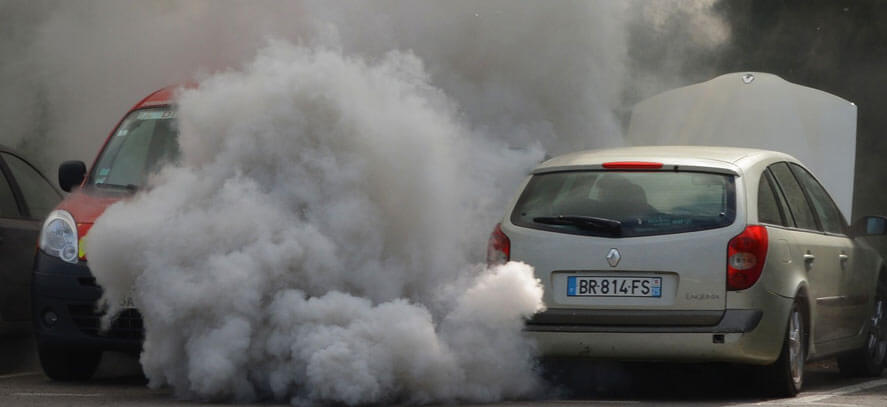 auto inquinante e spia motore arancione