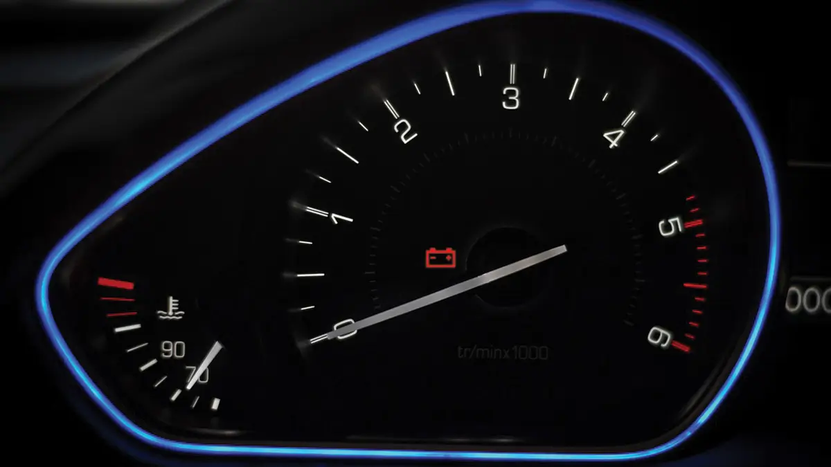La spia della batteria è accesa sul cruscotto