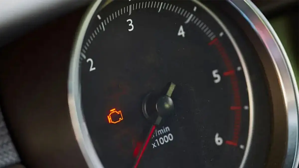 Spia motore arancione accesa sul cruscotto