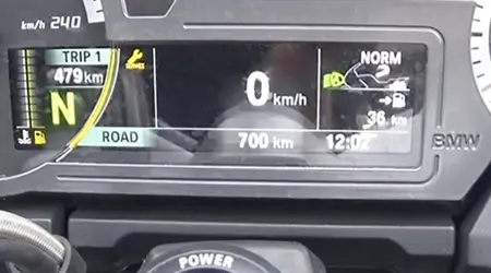 Spia del cambio olio su una moto BMW